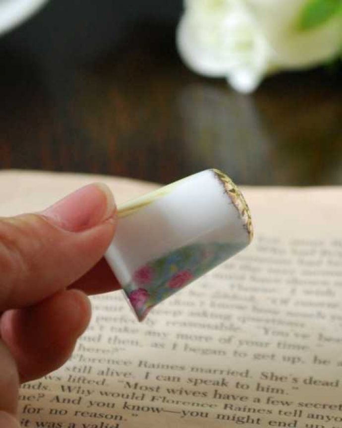 アンティーク 陶磁器の雑貨　アンティーク雑貨　ブルーの目が美しい猫のイギリスで見つけたアンティークシンブル。コレクションしたくなる可愛らしさ指の帽子（finger hat)とも呼ばれるコロンとした形。(m-3677-z)