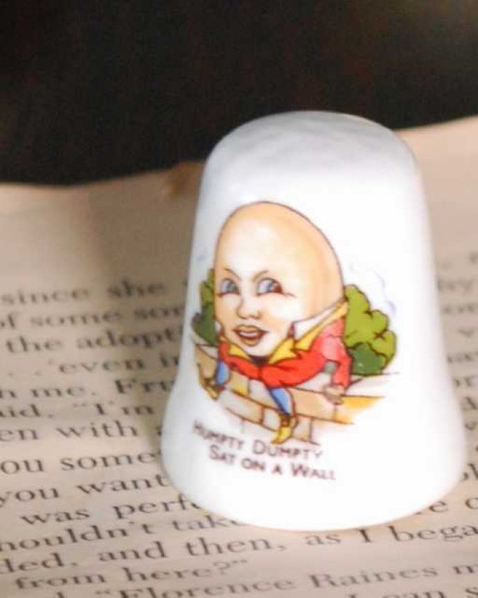 アンティーク 陶磁器の雑貨 アンティーク雑貨 イギリスからやってきたハンプティダンプティ、ボーンチャイナのアンティークシンブル。幸運を呼ぶ女性のためのコレクションアイテムシンブルとは、上流階級の女性がたしなみとして行ったお裁縫の時に使った指ぬきのこと。(m-3680-z)