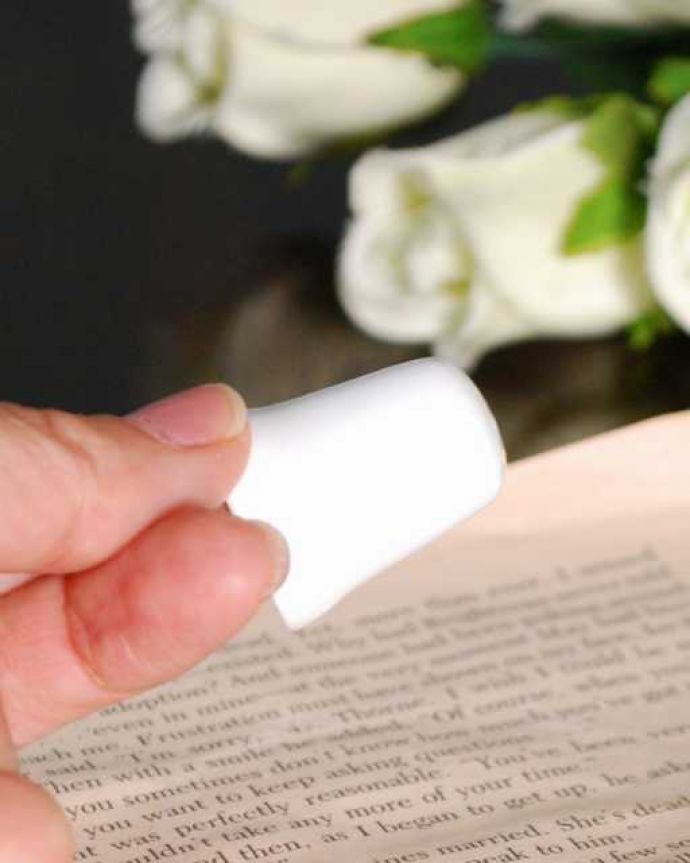 アンティーク 陶磁器の雑貨 アンティーク雑貨 イギリスからやってきたハンプティダンプティ、ボーンチャイナのアンティークシンブル。コレクションしたくなる可愛らしさ指の帽子(finger hat)とも呼ばれるコロンとした形。(m-3680-z)