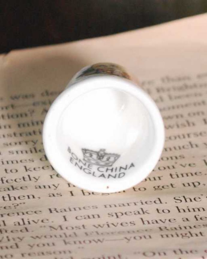 アンティーク 陶磁器の雑貨 アンティーク雑貨 イギリスからやってきたハンプティダンプティ、ボーンチャイナのアンティークシンブル。キレイなものだけを買い付けていますアンティークは新品ではなので多少のキズ・汚れがある場合がありますが、キレイなもを買い付けてきました。(m-3680-z)