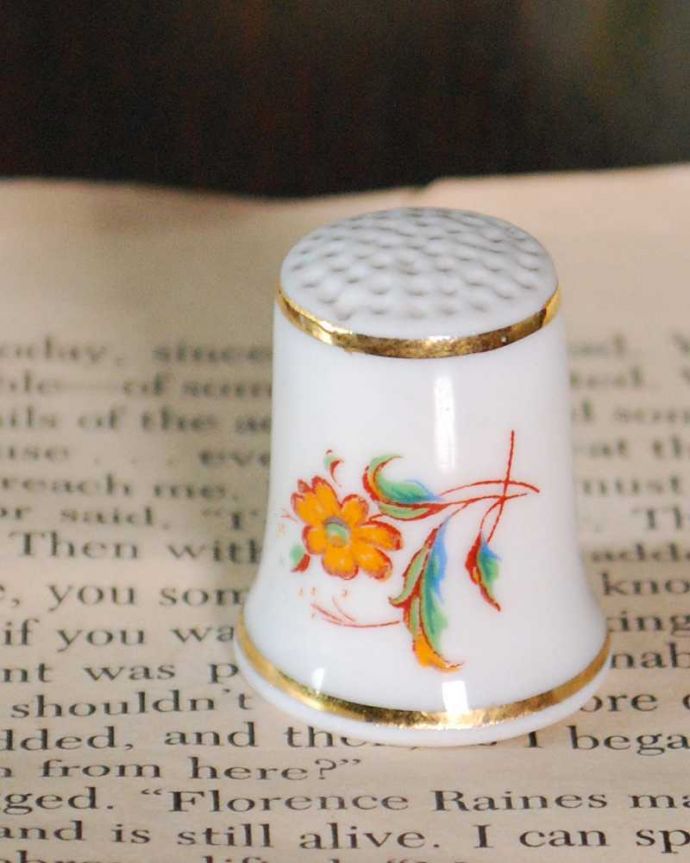 アンティーク 陶磁器の雑貨　アンティーク雑貨　英国のアンティーク雑貨、黄色のお花の模様が可愛いシンブル。幸運を呼ぶ女性のためのコレクションアイテムシンブルとは、上流階級の女性がたしなみとして行ったお裁縫の時に使った指ぬきのこと。(m-3685-z)