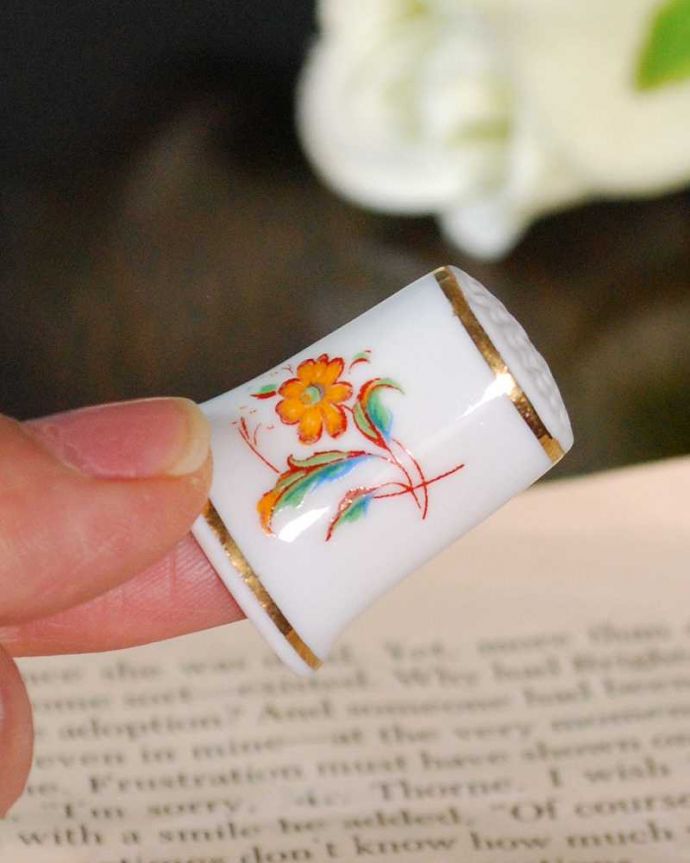 アンティーク 陶磁器の雑貨　アンティーク雑貨　英国のアンティーク雑貨、黄色のお花の模様が可愛いシンブル。コレクションしたくなる可愛らしさ指の帽子（finger hat)とも呼ばれるコロンとした形。(m-3685-z)