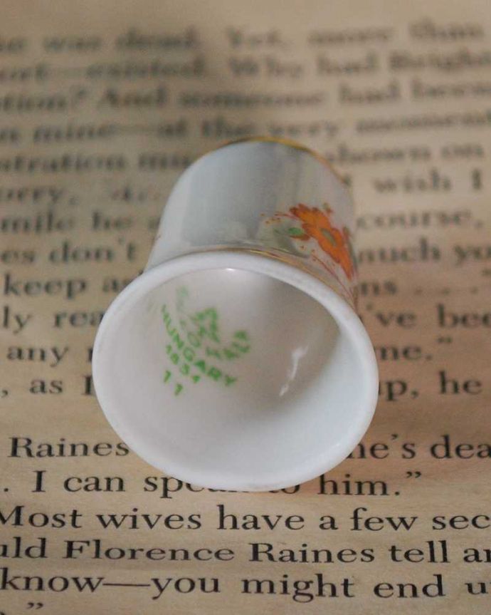 アンティーク 陶磁器の雑貨　アンティーク雑貨　英国のアンティーク雑貨、黄色のお花の模様が可愛いシンブル。キレイなものだけを買い付けていますアンティークは新品ではなので多少のキズ・汚れがある場合がありますが、キレイなもを買い付けてきました。(m-3685-z)