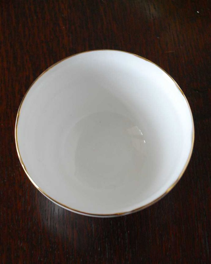 アンティーク 陶磁器の雑貨　アンティーク雑貨　ロイヤルオズボーンのミニバラのアンティークシュガーボール。上からのぞいてみると･･･アンティークのため、多少の欠け・傷がある場合がありますが、使用上問題がないものだけを選んできたので、ご了承下さい。(m-3699-z)