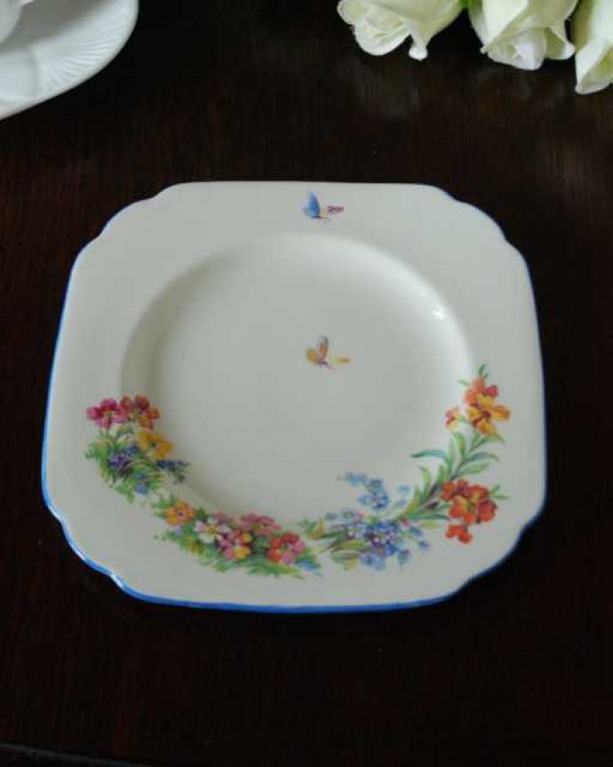 アンティーク 陶磁器の雑貨 アンティーク雑貨 イギリスのスタッフォードシャー、ロングトンのトスカン窯(プラント)のアンティークプレート。上から見るとこんな感じです状態のいいものだけを選んでいますが、アンティークなのでキズや欠けがある場合があります。(m-3702-z)