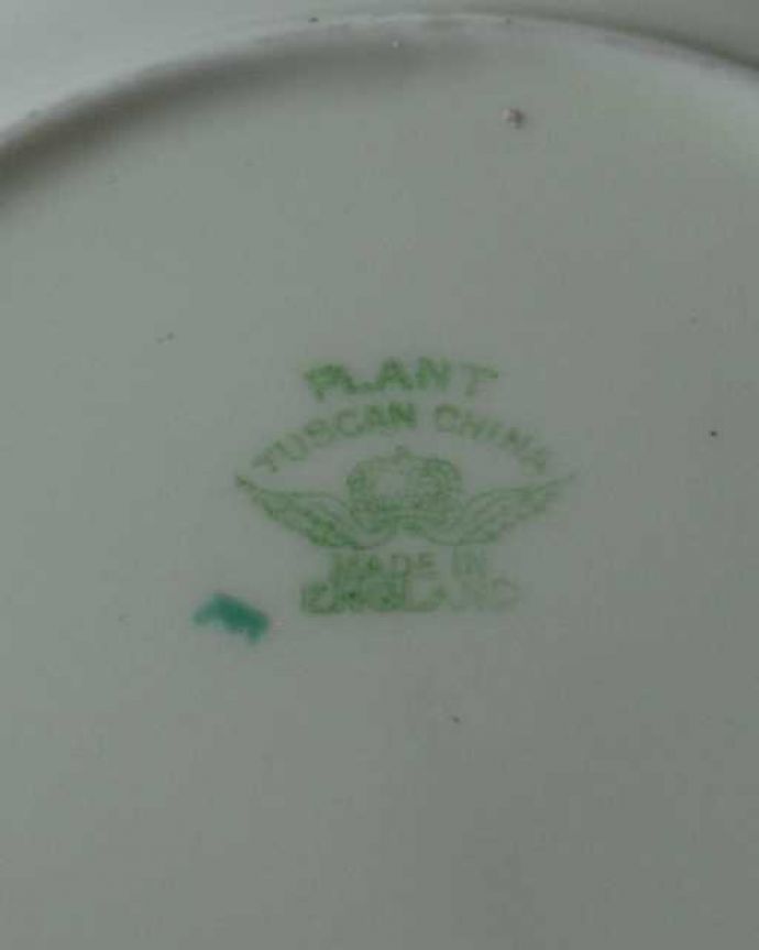 アンティーク 陶磁器の雑貨 アンティーク雑貨 イギリスのスタッフォードシャー、ロングトンのトスカン窯(プラント)のアンティークプレート。裏側には品質の証製造メーカー保証の意味がこもった窯印、ポーセリンマークがあります。(m-3702-z)