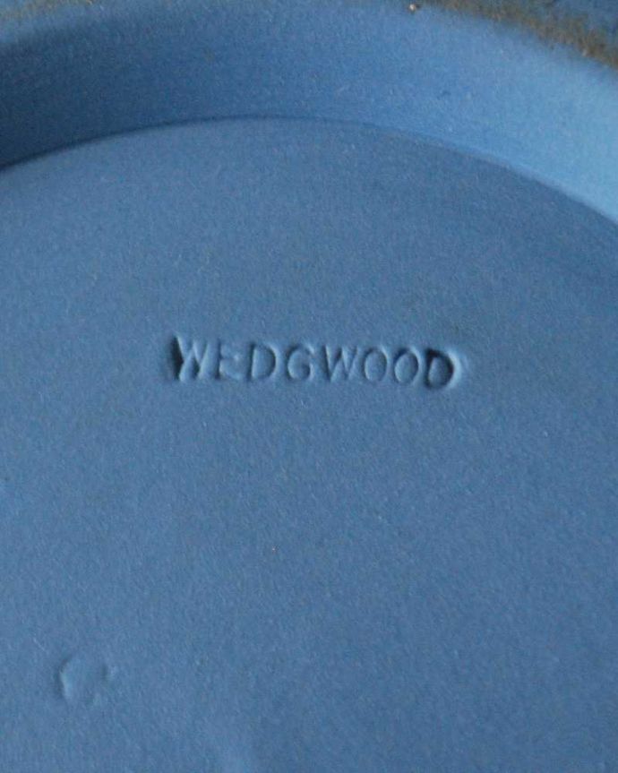 アンティーク 陶磁器の雑貨　アンティーク雑貨　アンティークジャスパーウェア、縁どりのレリーフが美しいアンティークのポット。裏側には品質の証ひっくり返して見ると、ウェッジウッドのマークを見つけることが出来ます。(m-3706-z)