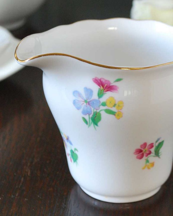 アンティーク 陶磁器の雑貨　アンティーク雑貨　イギリスから到着したロイヤルベールのアンティークミルクピッチャー。飾って使って楽しむ小さなアンティークアンティークでしか手に入れることが出来ない美しい模様のミルクピッチャー。(m-3717-z)