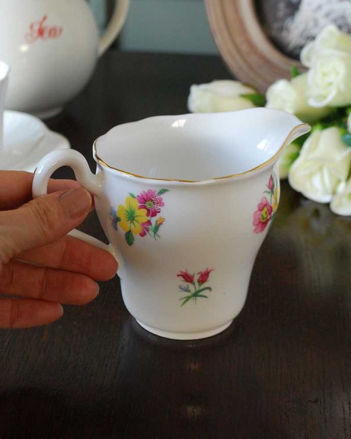 アンティーク 陶磁器の雑貨　アンティーク雑貨　イギリスから到着したロイヤルベールのアンティークミルクピッチャー。お茶の時間をもっと優雅に･･･眺めているだけじゃもったいないので、実用的に使って下さい。(m-3717-z)