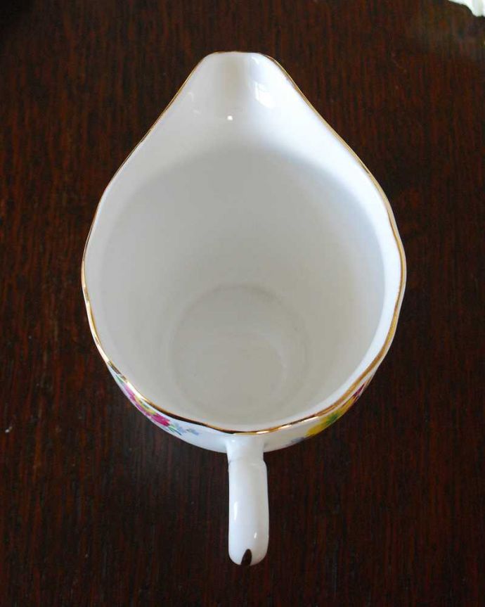 アンティーク 陶磁器の雑貨　アンティーク雑貨　イギリスから到着したロイヤルベールのアンティークミルクピッチャー。上から見るとこんな感じです状態のいいものだけを選んでいますが、アンティークなのでキズや欠けがある場合があります。(m-3717-z)