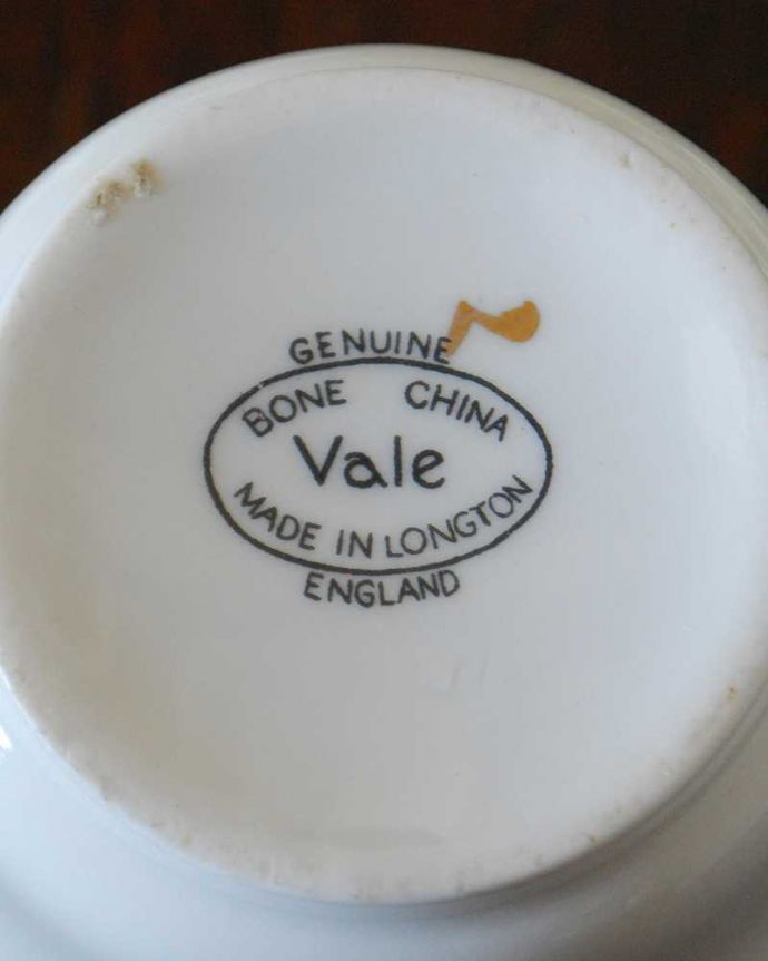 アンティーク 陶磁器の雑貨　アンティーク雑貨　イギリスから到着したロイヤルベールのアンティークミルクピッチャー。裏側には品質の証製造メーカー保証の意味がこもった窯印、ポーセリンマークがあります。(m-3717-z)