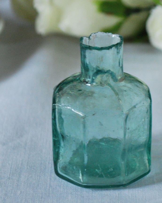 アンティーク ガラスボトル アンティーク雑貨 アンティークのガラスで出来た、八角形の形が可愛い爽やかなインクボトル。昔の文具用品の必須アイテム今のようにボールペンがない時代、ここに入ったインクをペン先に付けながら書いていたんだな・・・と思うだけで、なんだかワクワクする小さなアンティークです。(m-3737-z)
