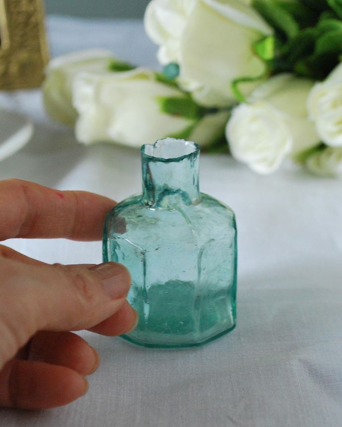 アンティーク ガラスボトル アンティーク雑貨 アンティークのガラスで出来た、八角形の形が可愛い爽やかなインクボトル。一つ一つ違うガラスの表情いろんな形があったり、ちょっと不恰好だったり、気泡が入っている・・・そんな所がアンティークらしさなんです。(m-3737-z)