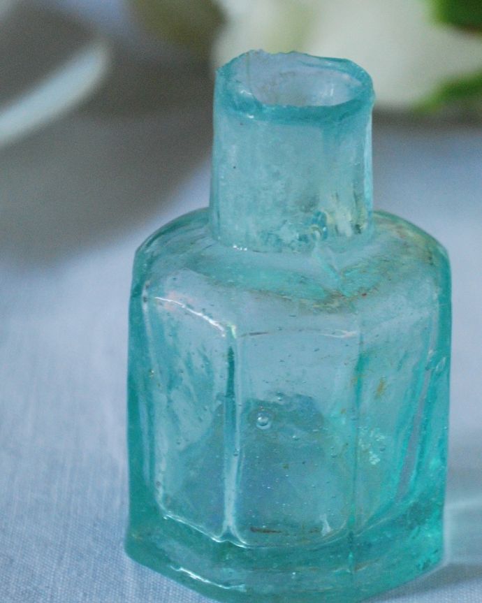 アンティーク ガラスボトル　アンティーク雑貨　アンティークのガラスで出来た、八角形の形が可愛い爽やかなインクボトル。昔の文具用品の必須アイテム今のようにボールペンがない時代、ここに入ったインクをペン先に付けながら書いていたんだな･･･と思うだけで、なんだかワクワクする小さなアンティークです。(m-3738-z)