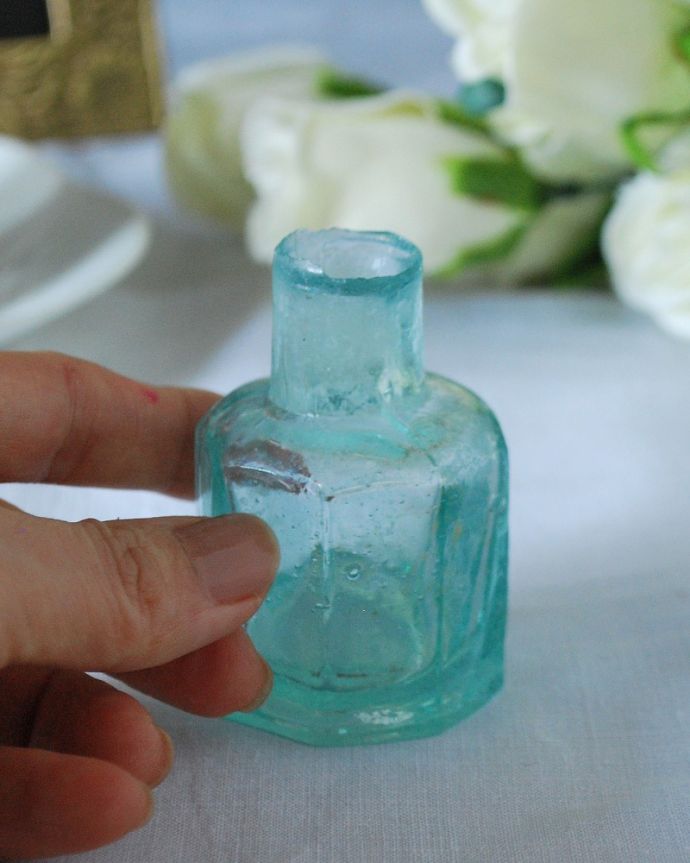 アンティーク ガラスボトル　アンティーク雑貨　アンティークのガラスで出来た、八角形の形が可愛い爽やかなインクボトル。一つ一つ違うガラスの表情いろんな形があったり、ちょっと不恰好だったり、気泡が入っている･･･そんな所がアンティークらしさなんです。(m-3738-z)