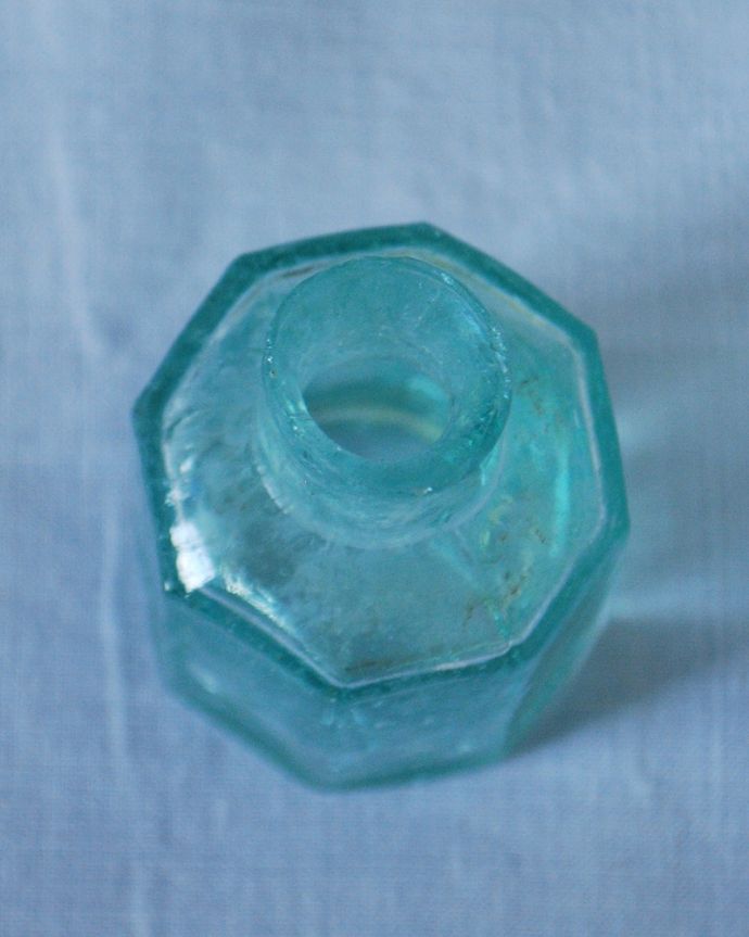 アンティーク ガラスボトル　アンティーク雑貨　アンティークのガラスで出来た、八角形の形が可愛い爽やかなインクボトル。上から見るとこんな感じですアンティークなので多少のキズやカケがある場合はありますが、使用上問題はありませんのでご了承下さい。(m-3738-z)