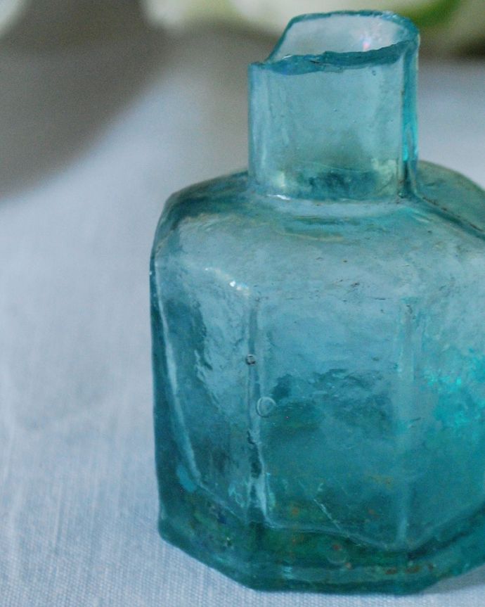 アンティーク ガラスボトル　アンティーク雑貨　濃いブルー色のアンティークガラスが美しい、定番の形のインクボトル。昔の文具用品の必須アイテム今のようにボールペンがない時代、ここに入ったインクをペン先に付けながら書いていたんだな･･･と思うだけで、なんだかワクワクする小さなアンティークです。(m-3739-z)