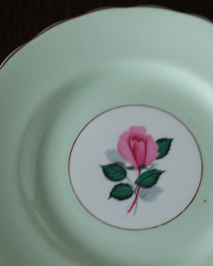 アンティーク 陶磁器の雑貨　アンティーク雑貨　英国のイギリスで見つけたピンクの愛らしいバラの模様のアンティークプレート。一番使いやすいサイズのパンプレート食事の時、パンを乗せるために使われるプレートは、一番使いやすく実用的な大きさ。(m-3748-z)