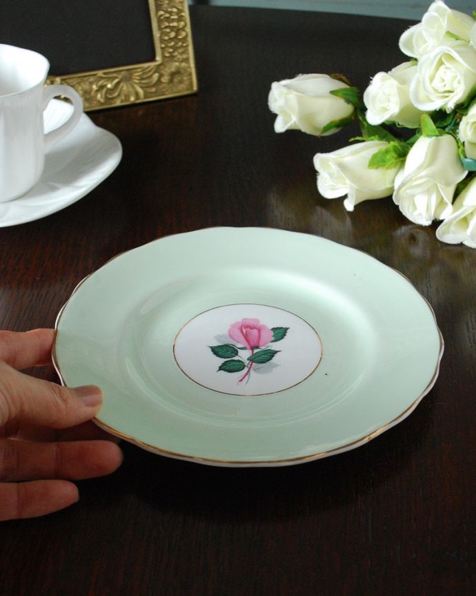 アンティーク 陶磁器の雑貨　アンティーク雑貨　英国のイギリスで見つけたピンクの愛らしいバラの模様のアンティークプレート。飾って使って楽しむアンティーク実用的に一番使いやすいサイズ。(m-3748-z)