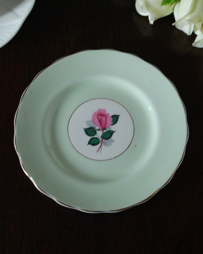 アンティーク 陶磁器の雑貨　アンティーク雑貨　英国のイギリスで見つけたピンクの愛らしいバラの模様のアンティークプレート。上から見るとこんな感じです状態のいいものだけを選んでいますが、アンティークなのでキズや欠けがある場合があります。(m-3748-z)