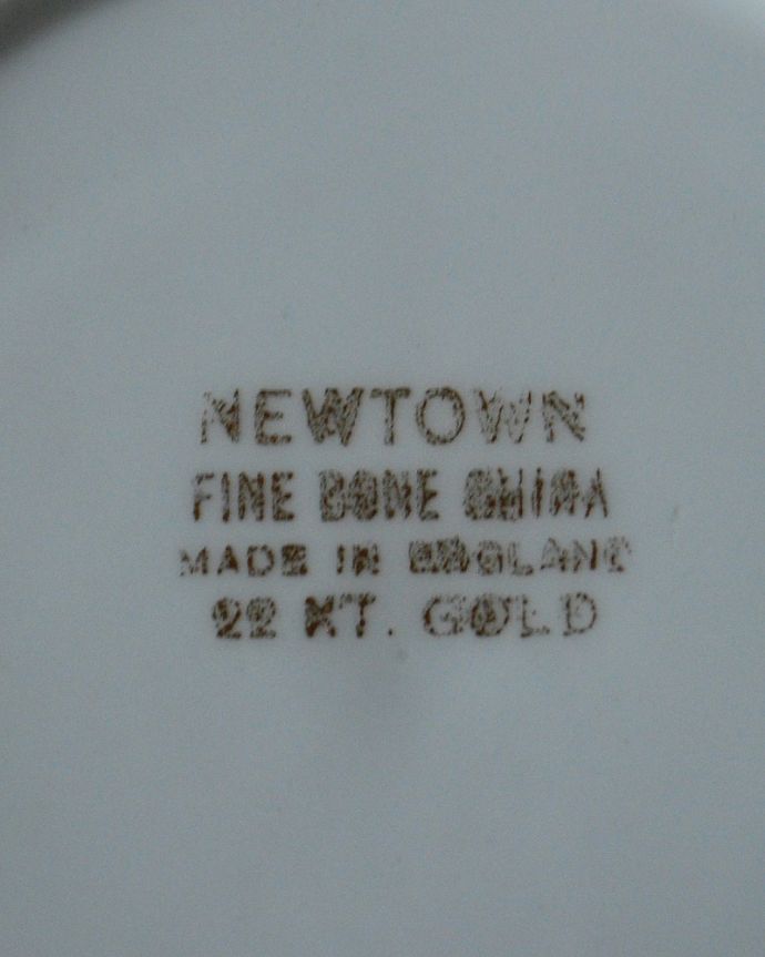 アンティーク 陶磁器の雑貨　アンティーク雑貨　英国のイギリスで見つけたピンクの愛らしいバラの模様のアンティークプレート。裏側には品質の証製造メーカー保証の意味がこもった窯印、ポーセリンマークがあります。(m-3748-z)