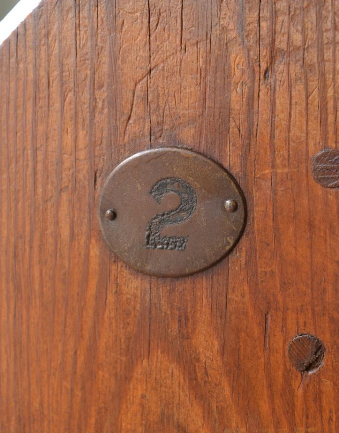 セティ・ソファ・ベンチ アンティーク チェア イギリスで見つけたアンティークの長椅子、オールドパインのチャーチベンチ。可愛いナンバーがついています。(m-375-c)