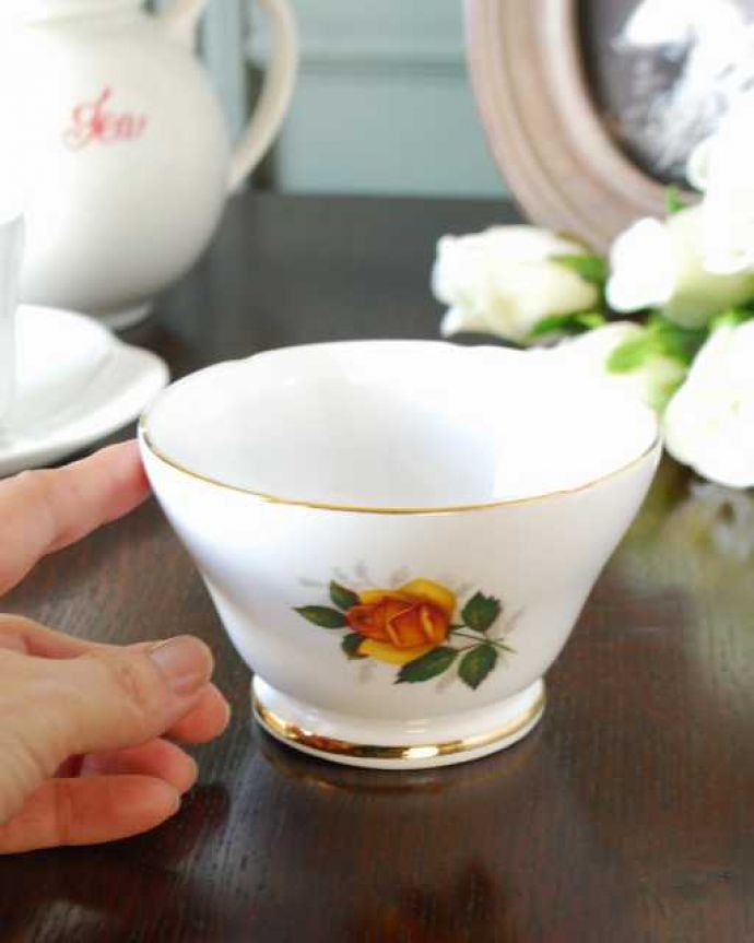 アンティーク 陶磁器の雑貨 アンティーク雑貨 スタッフォードシャー地方の英国陶磁器、サザーランドのアンティークシュガーボウル(ローズ)。自分流の使い方で楽しんでくださいアンティークなのでキズや汚れはありますが、使えるものだけを選んできました。(m-3757-z)