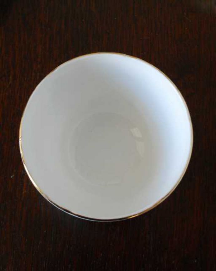 アンティーク 陶磁器の雑貨 アンティーク雑貨 スタッフォードシャー地方の英国陶磁器、サザーランドのアンティークシュガーボウル(ローズ)。上からのぞいてみると・・・アンティークのため、多少の欠け・傷がある場合がありますが、使用上問題がないものだけを選んできたので、ご了承下さい。(m-3757-z)