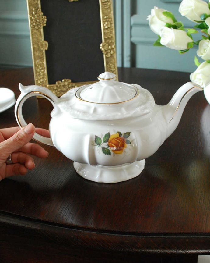 アンティーク 陶磁器の雑貨　アンティーク雑貨　スタッフォードシャー地方の英国陶磁器、サザーランドのアンティークティーポット（ローズ）。自分だけの使い方で使ってみましょうたっぷり紅茶が注げるサイズ。(m-3758-z)