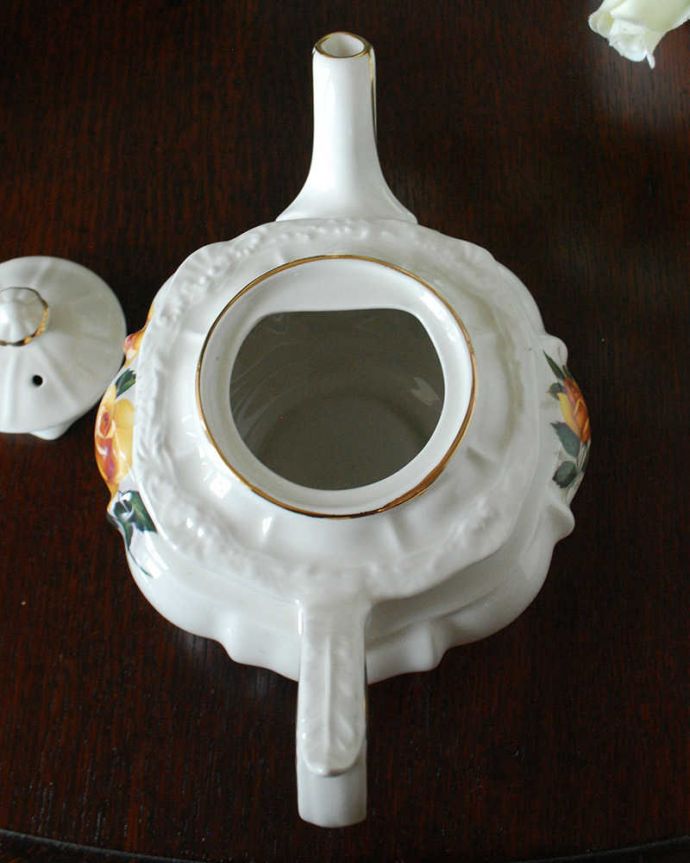 アンティーク 陶磁器の雑貨　アンティーク雑貨　スタッフォードシャー地方の英国陶磁器、サザーランドのアンティークティーポット（ローズ）。上から見るとこんな感じです状態のいいものだけを選んでいますが、アンティークなのでキズや欠けがある場合があります。(m-3758-z)