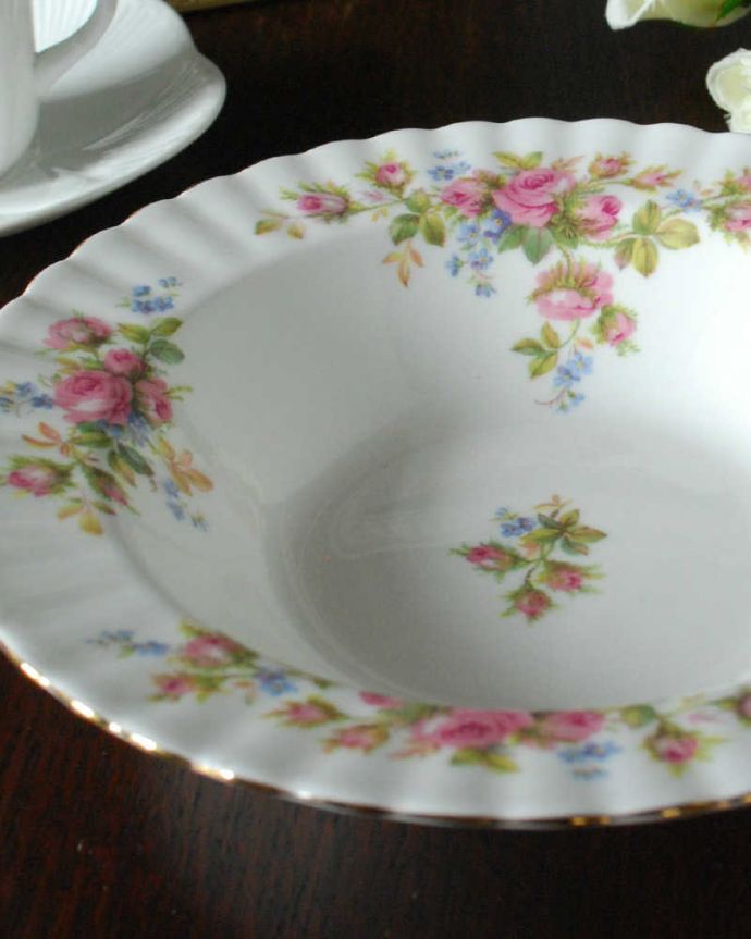 アンティーク 陶磁器の雑貨　アンティーク雑貨　 ロイヤルアルバート社のモスローズシリーズ。アンティークのプレート（ボウル）。ロイヤルアルバートのモスローズコケが生えたようなつぼみがめずらしいモスローズと呼ばれる薔薇がモチーフになっている、ロイヤルアルバートのベストセラーです。(m-3762-z)