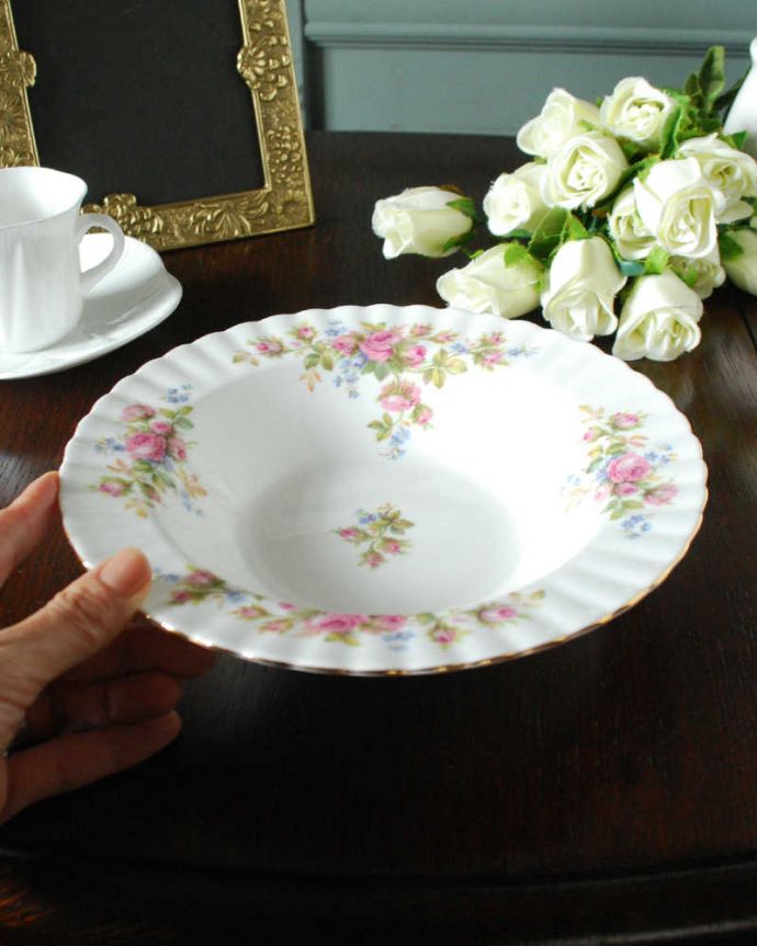 アンティーク 陶磁器の雑貨　アンティーク雑貨　 ロイヤルアルバート社のモスローズシリーズ。アンティークのプレート（ボウル）。飾って使って楽しむアンティーク食卓で使うのはもちろん、作品として飾っておくコレクターも多いアンティークのスーププレートです。(m-3762-z)