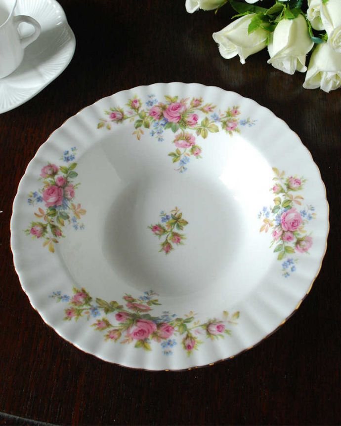アンティーク 陶磁器の雑貨　アンティーク雑貨　 ロイヤルアルバート社のモスローズシリーズ。アンティークのプレート（ボウル）。上から見るとこんな感じです状態のいいものだけを選んでいますが、アンティークなのでキズや欠けがある場合があります。(m-3762-z)