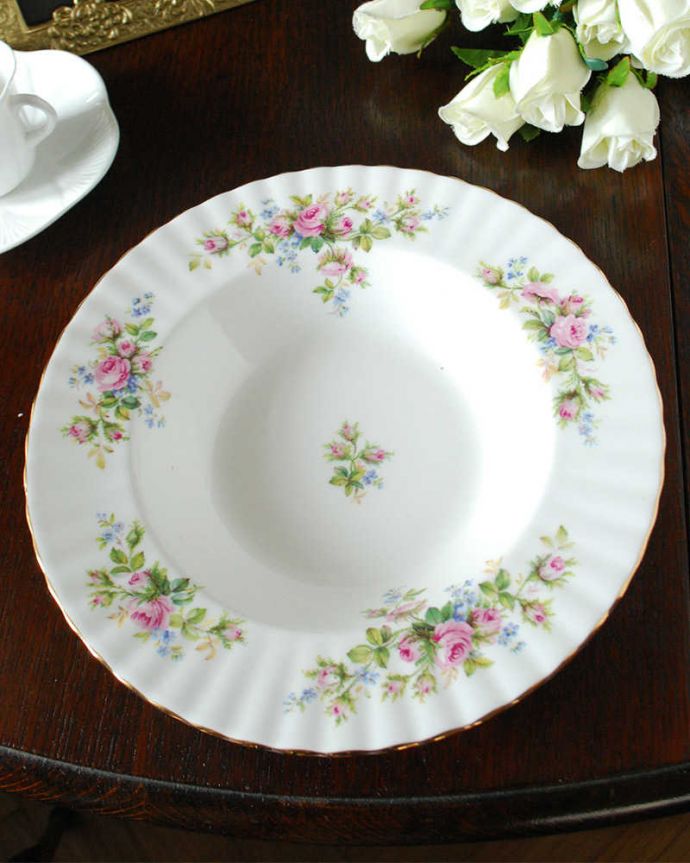 アンティーク 陶磁器の雑貨　アンティーク雑貨　 ロイヤルアルバート社のモスローズシリーズ。アンティークのプレート（ボウル）。上から見るとこんな感じです状態のいいものだけを選んでいますが、アンティークなのでキズや欠けがある場合があります。(m-3763-z)