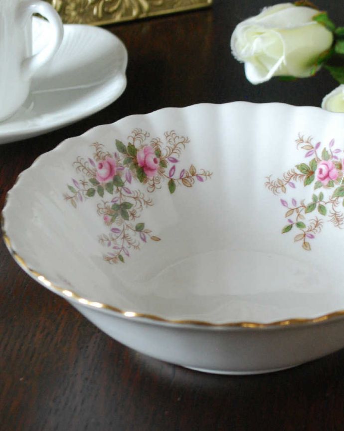 アンティーク 陶磁器の雑貨　アンティーク雑貨　イギリスで見つけたロイヤルアルバート社のアンティークのスープカップ（ラベンダーローズシリーズ）。可愛い薔薇の模様が描かれたラベンダーローズ葉っぱの一部がラベンダー色のロイヤルアルバート窯の「ラベンダーローズ」。(m-3764-z)