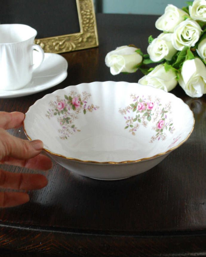 アンティーク 陶磁器の雑貨　アンティーク雑貨　イギリスで見つけたロイヤルアルバート社のアンティークのスープカップ（ラベンダーローズシリーズ）。大きさはコレくらいです眺めているだけじゃもったいないので、実用的に使って楽しんで下さい。(m-3764-z)