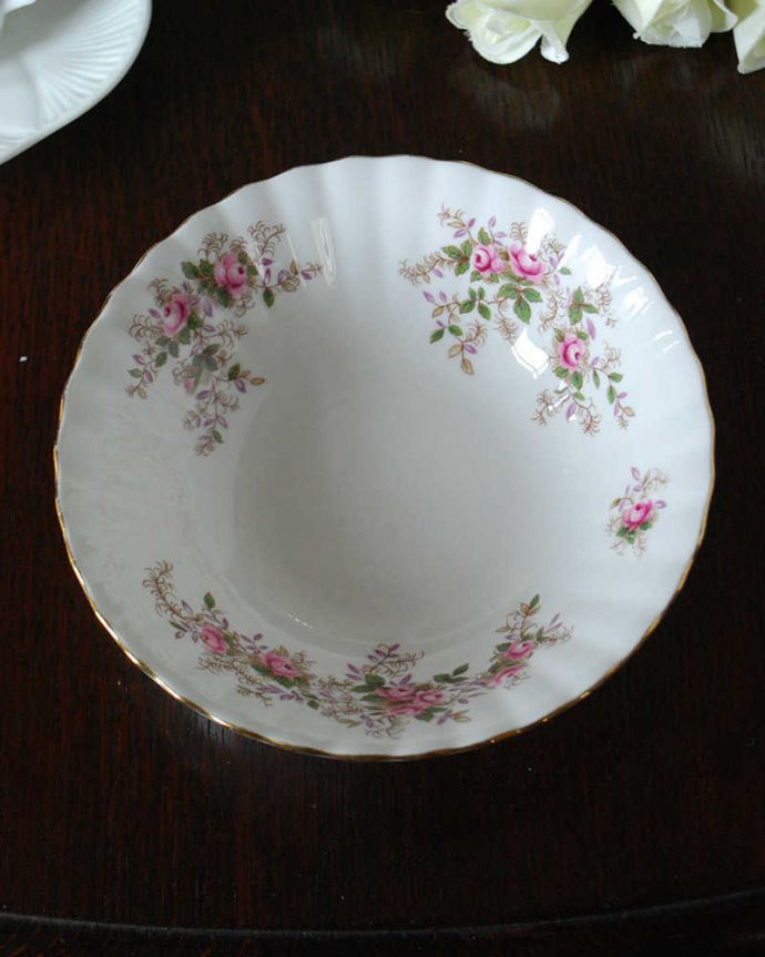 アンティーク 陶磁器の雑貨　アンティーク雑貨　イギリスで見つけたロイヤルアルバート社のアンティークのスープカップ（ラベンダーローズシリーズ）。上から見るとこんな感じです状態のいいものだけを選んでいますが、アンティークなのでキズや欠けがある場合があります。(m-3764-z)