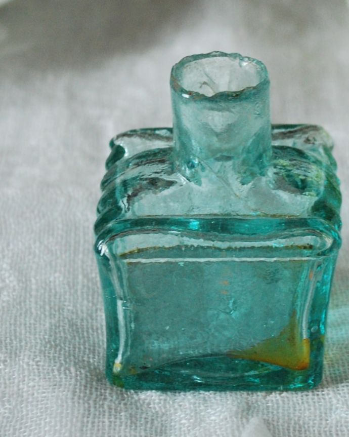 アンティーク ガラスボトル アンティーク雑貨 アンティークのガラス雑貨、ポコポコしたストライプ模様のインクボトル。昔の文具用品の必須アイテム今のようにボールペンがない時代、ここに入ったインクをペン先に付けながら書いていたんだな・・・と思うだけで、なんだかワクワクする小さなアンティークです。(m-3768-z)