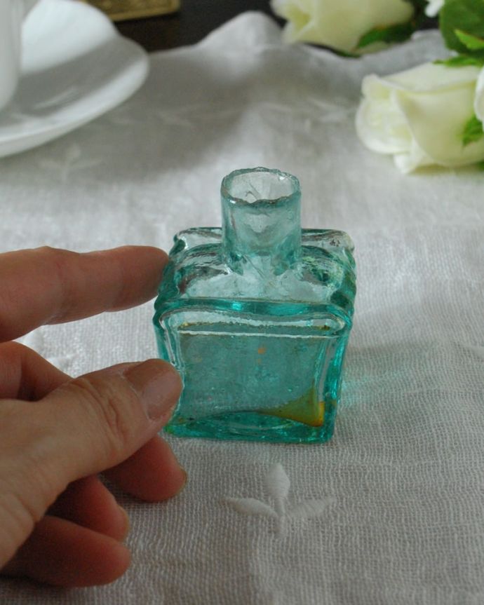 アンティーク ガラスボトル アンティーク雑貨 アンティークのガラス雑貨、ポコポコしたストライプ模様のインクボトル。一つ一つ違うガラスの表情いろんな形があったり、ちょっと不恰好だったり、気泡が入っている・・・そんな所がアンティークらしさなんです。(m-3768-z)