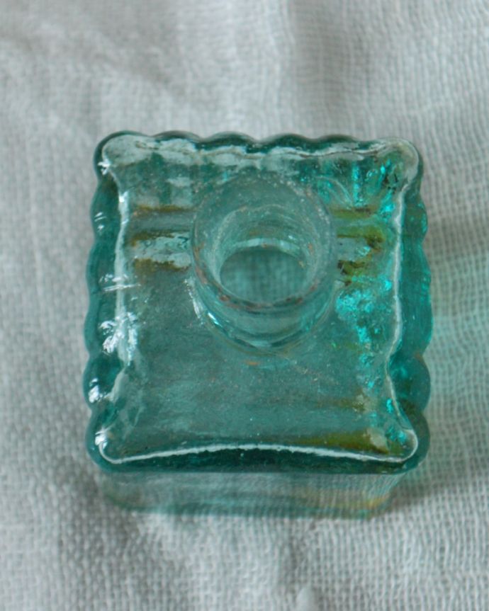 アンティーク ガラスボトル アンティーク雑貨 アンティークのガラス雑貨、ポコポコしたストライプ模様のインクボトル。上から見るとこんな感じですアンティークなので多少のキズやカケがある場合はありますが、使用上問題はありませんのでご了承下さい。(m-3768-z)