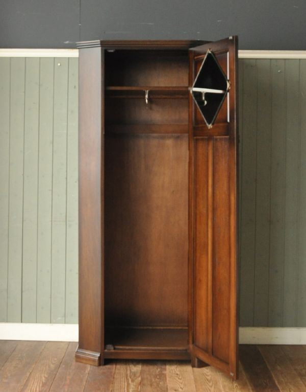 アンティーク家具 アンティークのカッコいい英国家具、キレイなワードローブ。中もキレイにお直ししてありますので、何でも入れていただけます。(m-377-f)