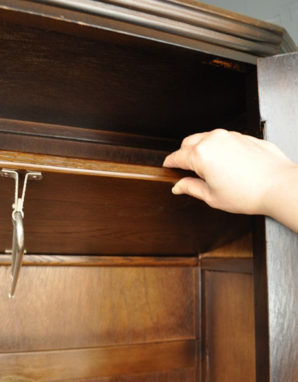 アンティーク家具 アンティークのカッコいい英国家具、キレイなワードローブ。上は棚になっています。(m-377-f)