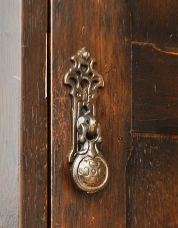 アンティーク家具 アンティークのカッコいい英国家具、キレイなワードローブ。重厚感のあるリングタイプの取っ手です。(m-377-f)