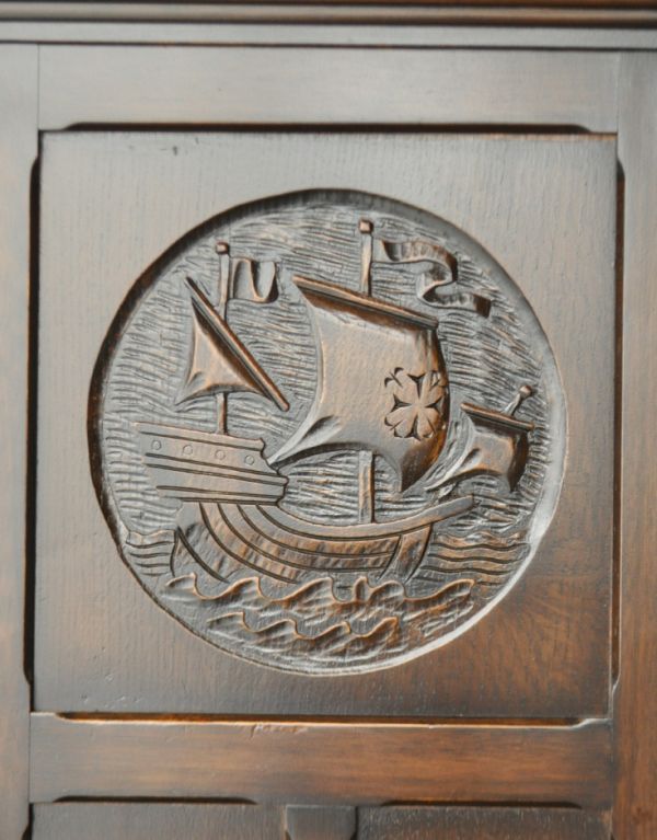 アンティーク家具 アンティークのカッコいい英国家具、キレイなワードローブ。扉のワンポイントの装飾がとってもステキ!力強い船の模様は、アンティークだからこそ。(m-377-f)