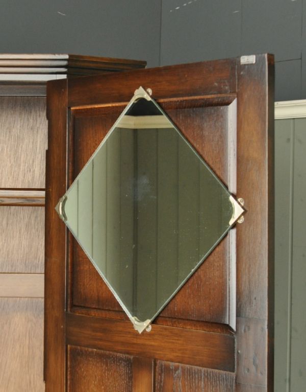 アンティーク家具 アンティークのカッコいい英国家具、キレイなワードローブ。扉を開くと、ダイヤ形のミラーがあります。(m-377-f)