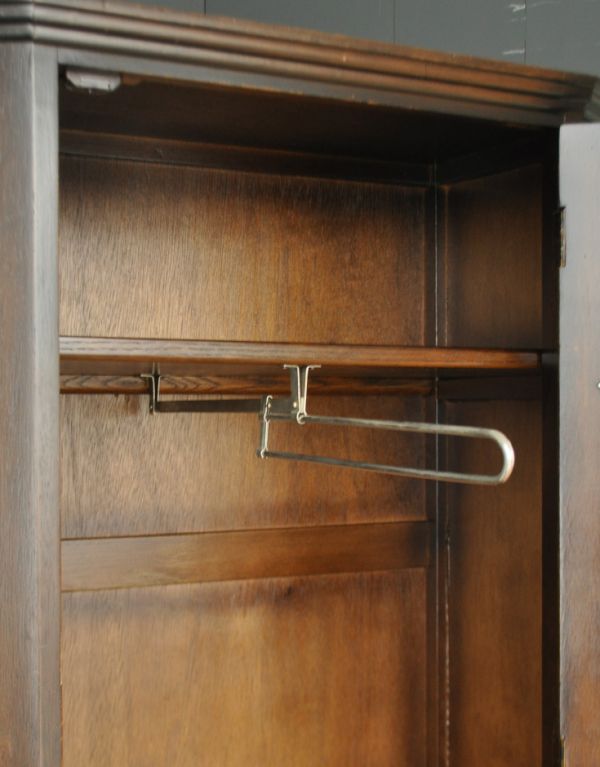 アンティーク家具 アンティークのカッコいい英国家具、キレイなワードローブ。ハンガー掛けはこのようになっています。(m-377-f)