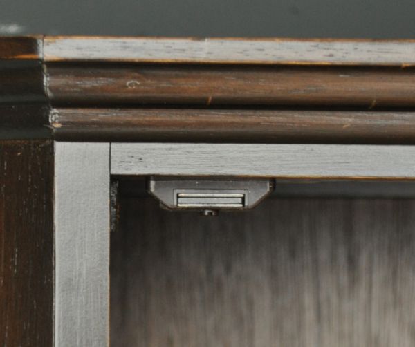 アンティーク家具 アンティークのカッコいい英国家具、キレイなワードローブ。マグネットが付けてあるので、開閉がスムーズです。(m-377-f)