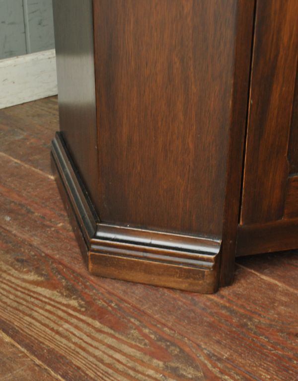 アンティーク家具 アンティークのカッコいい英国家具、キレイなワードローブ。安定感のある脚がしっかり支えます。(m-377-f)