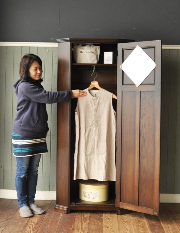 アンティーク家具 アンティークのカッコいい英国家具、キレイなワードローブ。一段仕切りがあるので、バッグや靴を整頓できます。(m-377-f)