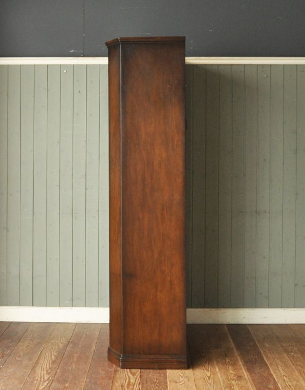 アンティーク家具 アンティークのカッコいい英国家具、キレイなワードローブ。横から見てもピカピカです。(m-377-f)